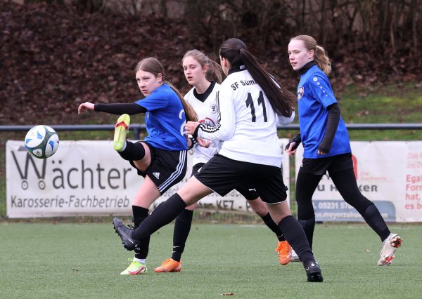Kira Stölting von der JSG Donop-Voßheide/Diestelbruch-M. sucht eine Mitspielerin, Teamkollegin Anne Maria Giesbrecht (rechts) beobachtet die Szene. - © paul cohen