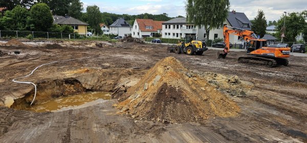 Auf der Baustelle an der Ecke Birkenallee Nibelungenweg wird der Baugrund vorbereitet. Dabei fällt im sehr sandigen Boden der hohe Grundwasserspiegel auf. - © Jost Wolf