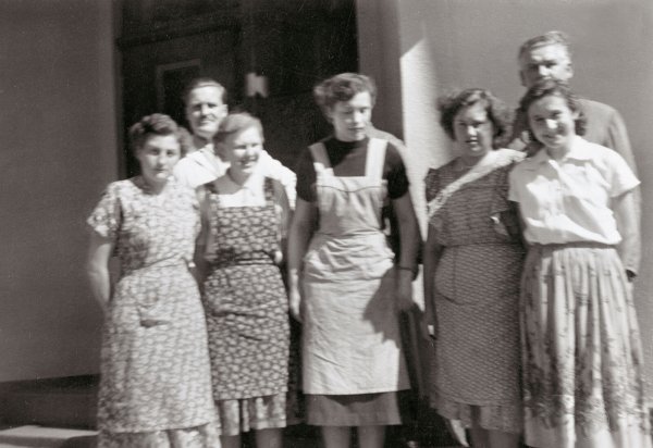 Die frühe Belegschaft der Phönix Elektrizitätsgesellschaft H.Knümann u. Co., die aus dem ausgebombten Essen nach Blomberg ausgewandert war. Wie die Menschen auf dem Foto heißen, ließ sich leider nicht mehr nachvollziehen, und ob Anna Grabauskas geb. Januschat mit auf dem Foto ist, ebenfalls nicht. Das Bild stammt mutmaßlich aus der Mitte der 40-er Jahre. - © Fotorechte: Phoenix Contact