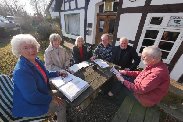 Aktive der Künstlervereinigung "Das Fachwerk" blättern durch Unterlagen vergangener Ausstellungen - (von links) Irena Kyeck, Ulrike Schönfelder-Hellwig, Antje Memisevic, Georg Kälble, Redzep Memisevic und Carsten Timm. - © Jost Wolf