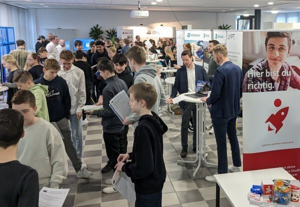 Bei der Ausbildungsmesse konnten sich Schüler informieren. - © Realschule Augustdorf