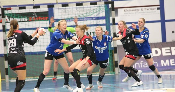 Die Blomberger Deckung um Malina Marie Michaclzik, Kamila Kordovská und Laura Rüffieux hatte auch gegen Bensheim viel zu tun. - © Paul Cohen