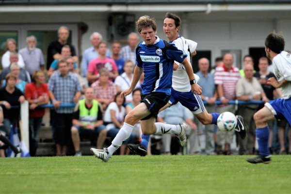 Eine Sternstunde im Rischenauer Fußball: Vor zehn Jahren lieferte sich Stefan Biastoch noch packende Duelle mit Fabian Klos, der in der ersten Runde des Westfalenpokals eines seiner ersten Pflichtspiele für den DSC Arminia Bielefeld absolvierte. - © Jörg Hagemann