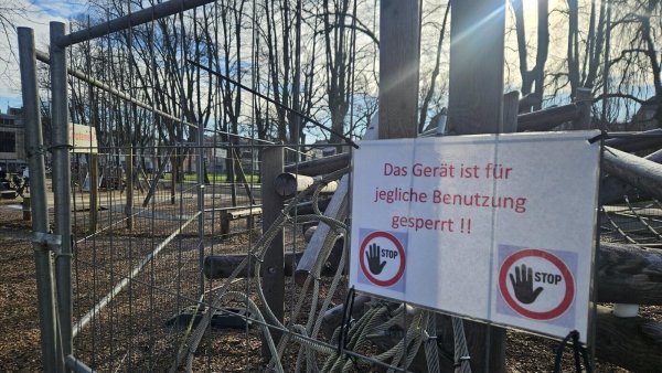 Das Klettergerüst auf einem beliebten Detmolder Spielplatz darf zurzeit nicht bestiegen werden. Ein Zaun verhindert unbefugtes Betreten. - © Janet König