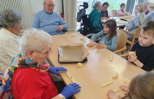 Amelie Grundmann und Lino Plachetka aus der Klasse 2a backen mit den Senioren. - © Cordula Gröne