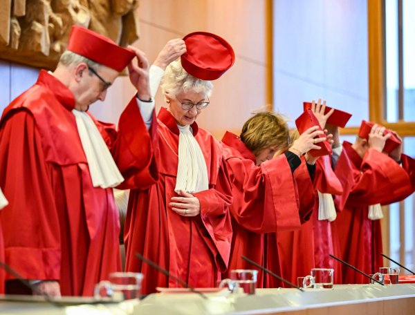 Der Zweite Senat des Bundesverfassungsgerichts eröffnet eine Verhandlung: Die Institution ist nun besser geschützt. - © picture alliance/dpa