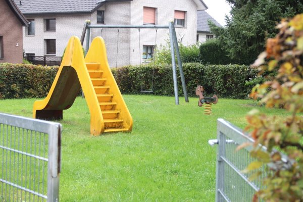 Rutsche, Schaukel, Sandkasten und zwei Wipptiere wie hier am Buchenweg – viel zu eintönig, meinen Experten. Vorgeschlagen werden weniger, dafür attraktivere Spielplätze. Foto: Knut Dinter - © Knut Dinter