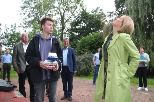 Wo fliegt sie denn? Cajus Caesar (links) und Ministerin Julia Klöckner halten nach der Drohne Aussschau, die Julian Seck steuert. CDU-Landratskandidat Jens Gnisa beobachtet die Szene. - © Martin Hostert