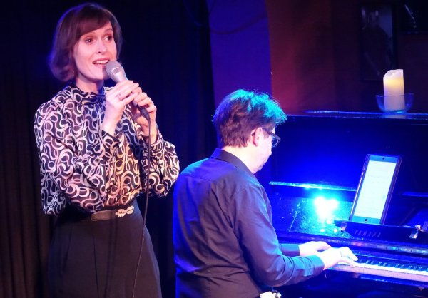 Kann auch Weihnachtslieder: Gabriela Koch, zuletzt mit Benny Grentz (Klavier) im Kaiserkeller. - © Axel Bürger