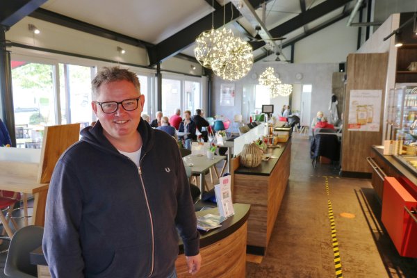 Thorsten Wiebusch steht in seiner Bäckerei-Filiale in Knetterheide. - © Alexandra Schaller