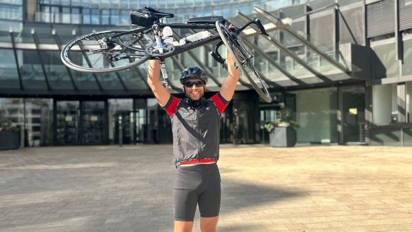 Christian Obrok aus Bünde ist nach etwas mehr als acht Stunden mit seinem Rennrad am Landtag angekommen. - © Christian Obrok