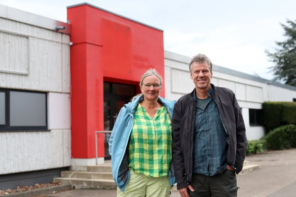 Nicola Lilje und Stefan Schnug stehen vor dem inzwischen geschlossenem Fitnessstudio Clever Fit. MT-Foto: - © Alex Lehn
