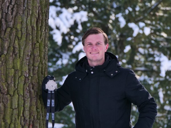 Winterwunderland: Jonathan Carlsbogard präsentiert an der Lemgoer Friedenseiche die bei der WM in Ägypten gewonnene Silbermedaille und freut sich über die schöne Schneelandschaft. - © Jörg Hagemann