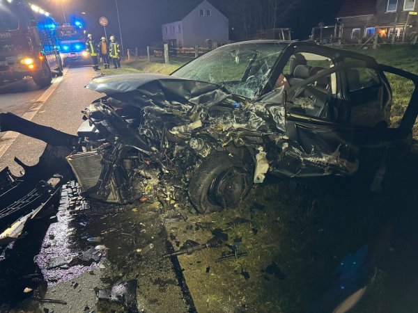Das Auto ist völlig zerstört auf dem Grünstreifen zum Stehen gekommen. - © Feuerwehr Extertal