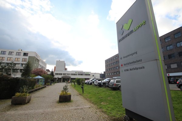 Das Klinikum in Lemgo: Extertals Bürgermeister Frank Meier will Betriebskosten sparen, um den Standort zu erhalten. - © Jens Rademacher