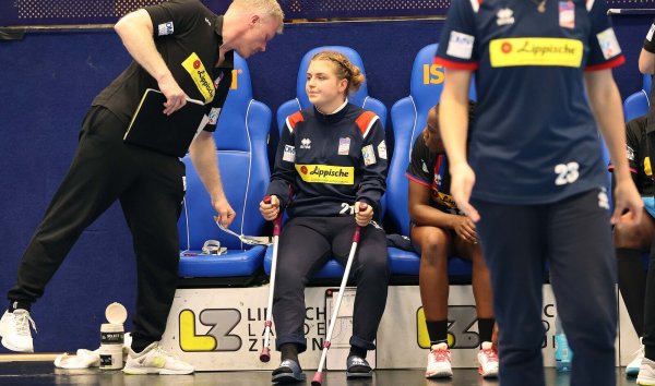 Blombergs Torwarttrainer Ronny Krüger erkundigt sich nach dem Spiel bei der verletzten Nele Franz. - © Paul Cohen