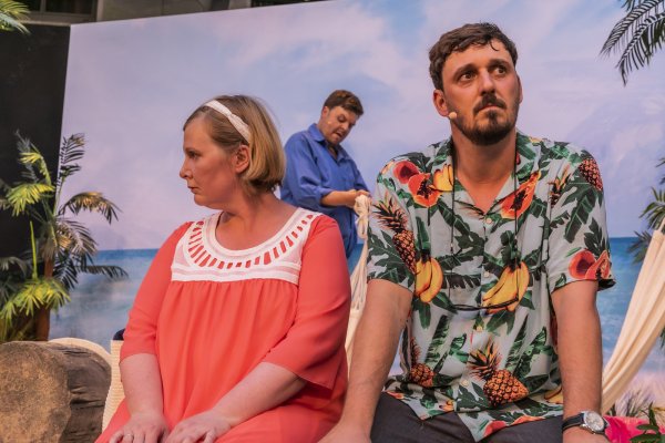 Natascha Mamier (Joana), Marius Borghoff (Berater) und Hartmut Jonas (Valentin). - © Jochen Quast/Landestheater Detmold