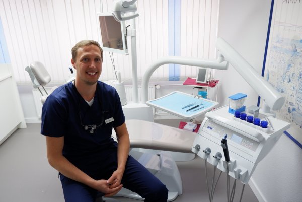 Zahnarzt Moritz Aldag gibt Tipps, wie die Zähne gesund bleiben. Zum 1. Oktober hat er die Praxis von Dr. Claudia Madry übernommen. - © Lorraine Brinkmann