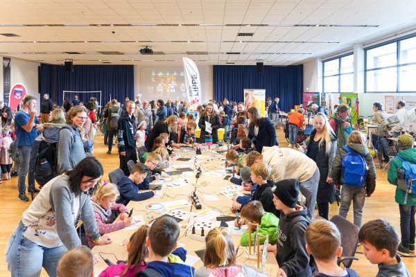 1600 Kinder, deren Eltern sowie Fachkräfte aus lippischen Kitas und Grundschulen experimentieren beim "Mint-machen" in der Phoenix Contact Arena. - © Lippe Bildung