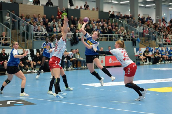 Blombergs Rückraumspielerin Ida Hoberg mit dem nächsten Torwurf im Spiel gegen Ludwigsburg. - © Paul Cohen