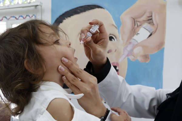 Ein medizinischer Mitarbeiter gibt einem Kind eine Dosis Polio-Impfstoff. - © picture alliance/dpa/XinHua