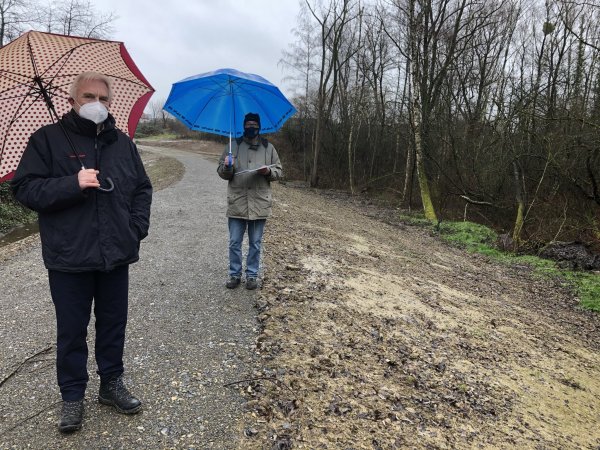 Der Bund für Umwelt und Naturschutz - hier mit Jürgen Georgi (links) und Hans-Eckhard Buschmeier - hatte sich gegen den geplanten Steg durchs Wäldchen eingesetzt. Mit Erfolg. - © Till Brand