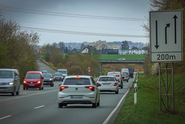 Die Ostwestfalenstraße (L 712n) endet von Lippe aus gesehen hinter der A-2-Abfahrt Ostwestfalen-Lippe. Sie soll bis zur Herforder Straße verlängert werden. Aber nicht vor 2023. - © Sarah Jonek Fotografie