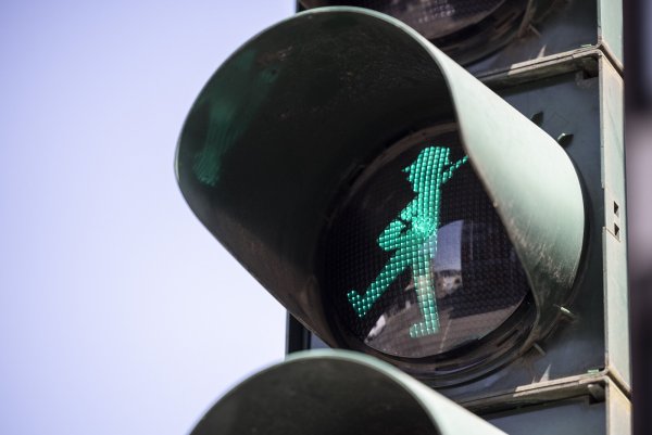 Ein Schütze, ähnlich wie dieser an einer Ampel in Mönchengladbach, soll im kommenden Jahr auch über die Echternstraße leiten. - © picture alliance/dpa