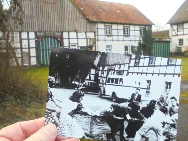 Die Varenholzer Ufa-Beschäftigten unrernahmen zwischen 1945 bis 1951 einen Betriebsausflug zum Bögerhof und veranstalteten auf dem dortigen Parkplatz ein lustiges Tauziehen (siehe Schwarz-Weiß-Foto). Im Hintergrund in Farbe der identische Standort heute. - © Hans-Ulrich Krause
