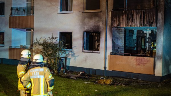 Der Schaden in der Erdgeschosswohnung des Mehrfamilienhauses am Itisweg ist immens. Darum gehen die Einsatzkräfte davon aus, dass das Feuer auch dort ausbrach. - © FREITAG-TV