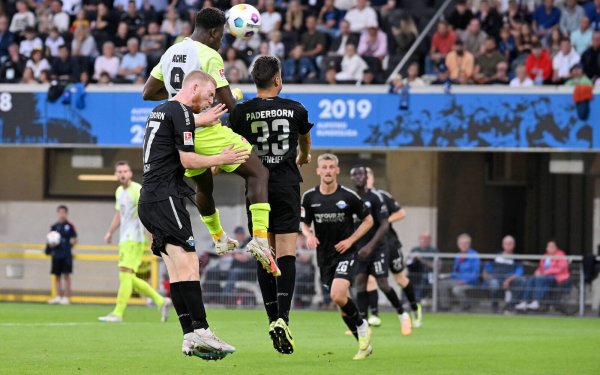 Ragnar Ache springt in dieser Szene aus dem Hinspiel höher als die SCP-Akteure Kai Klefisch (l.) und Marcel Hoffmeier. Am Ende machten die Kopfballkünste des FCK-Stürmers den Unterschied. - © Imago Images