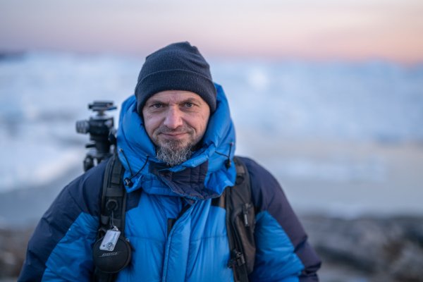Fotograf Markus Mauthe auf Recherche-Reise in Grönland. - © Andre Délia