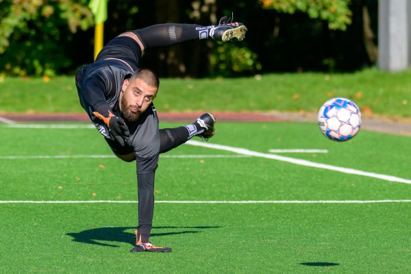 Akrobatisch - Sefik Kartal, Torhüter des FC Augustdorf, pariert einen Distanzschuss. Foto: Egon Penner. - © Egon Penner