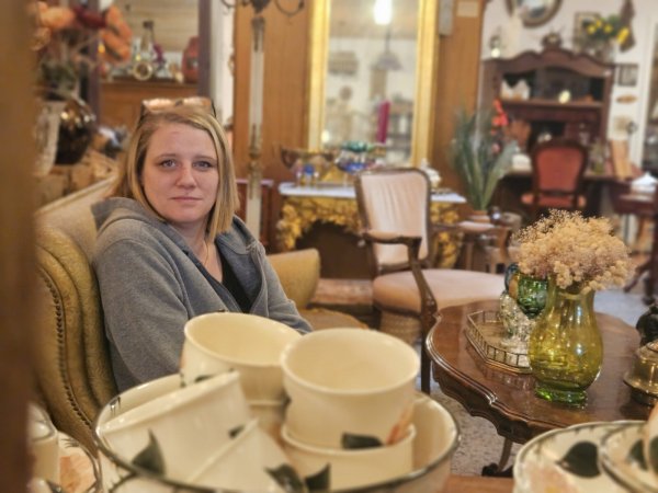 Chefin Jasmin Kuhlmann war schon als Teenager mit dabei, wenn ihr Vater hobbymäßig Häuser entrümpelt hat. Von ihrer Familie inspiriert hat sich die heute 35-Jährige in der Branche selbstständig gemacht. Seit 2022 bietet Kuhlmann ausgewählte Stücke in einem Ladenlokal in Dörentrup an. - © Janet König