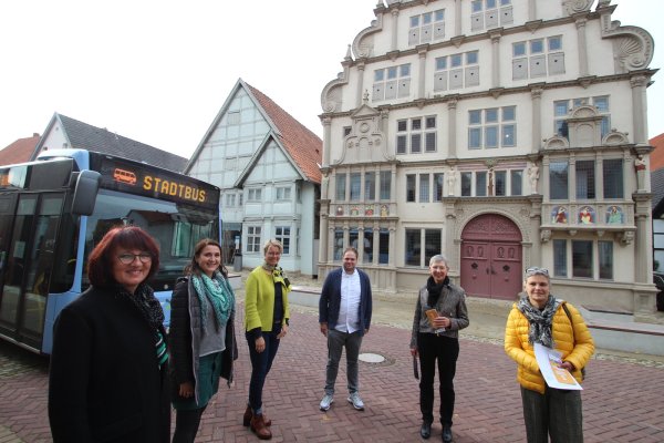 Aktion "Fünf auf einen Streich" von Stadtwerken und Museen: (von links) Renate Dalbke, Maren Staczan (beide Stadtwerke), Silvia Herrmann (Weserrenaissance-Museum), Fabian Schröder (Museen Lemgo), Dr. Vera Lüpkes (Weserrenaissance-Museum) und Annette Paschke-Lehmann (Stadt Lemgo). - © Jens Rademacher