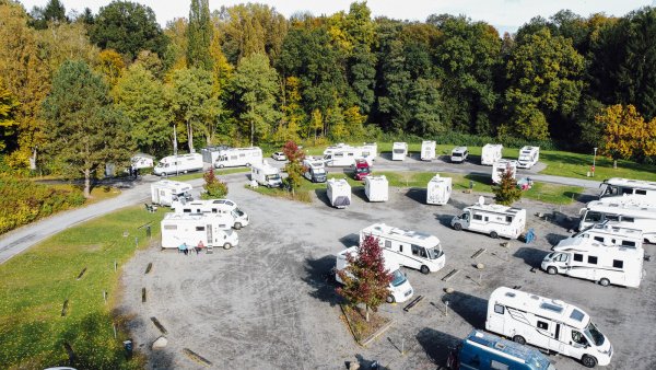 Der Wohnmobilstellplatz Flachsheide aus der Vogelperspektive. Auf der Fläche eines ehemaligen Reitsport-Stadions befinden sich 65 großzügige Stellplätze. - © Strothbäumer/Stadt Bad Salzuflen