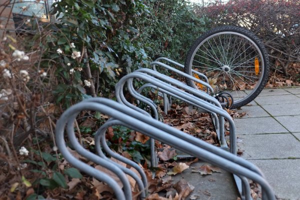 Ein trauriger Anblick: Nur ein Rad bleibt zurück. Laut Finanztip lohnt sich eine Fahrradversicherung erst ab einem Fahrradwert von rund 1.200 Euro. - © imago images/Martin Wagner