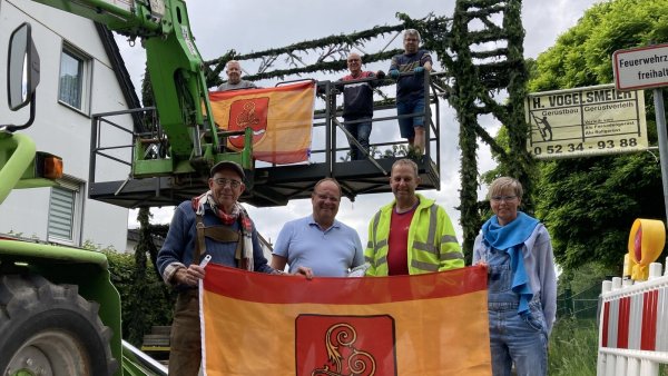 Sind mit den Vorbereitungen für das Dorffest Leopoldstal beschäftigt: Bernd Vogt (oben, von links), Eckhard Haase, Stefan Weinelt und (unten) Klaus-Peter Stock, Tobias Begemann, Andreas Brinkmann und Anja Stock. - © Cordula Gröne