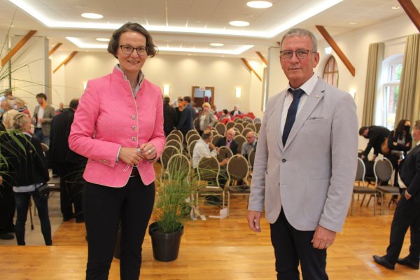Klaus Meier, Vorsitzender des Fördervereins Sabbenhausen, bedankt sich bei Ministerin Ina Scharrenbach über die Fördergelder des Landes. - © Michaela Weiße(LZ)