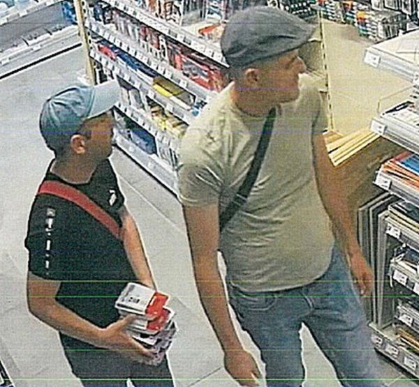 Die beiden Tatverdächtigen, die es auf Druckerpatronen abgesehen hatten. - © Polizei Lippe