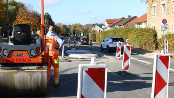 Bevor der Radweg markiert wird, sind an der Blomberger Straße zwei Querungshilfen installiert worden. Der Verkehr wird an der Baustelle vorbei geführt - © Alexandra Schaller