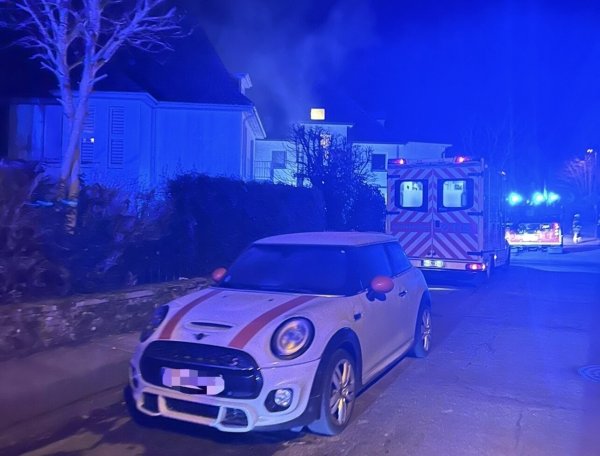 Ein Zimmerbrand hat Feuerwehr und Rettungsdienst auf den Plan gerufen. - © Feuerwehr Detmold