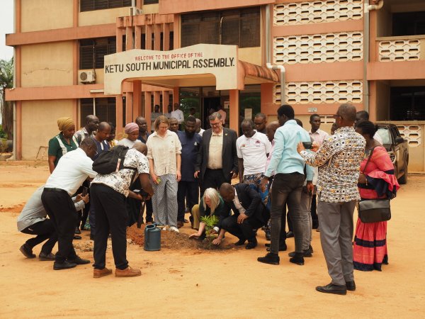 Gemeinsam mit Einheimischen pflanzen die Kalletaler einen Partnerbaum vor dem Rathaus von Ketu South. - © Matthias Ansbach