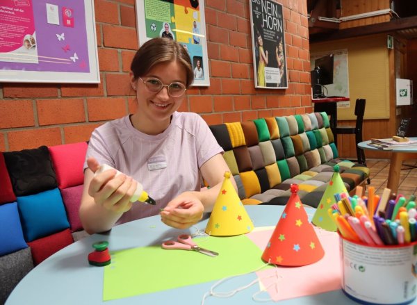 Ida Glatthor leistet aktuell ihren Bundesfreiwilligendienst im Kinder-, Jugend- und Familienzentrum Leos ab. Bastelaktionen vorzubereiten, gehört auch zu ihren Aufgaben. Die Hütchen mit den ausgestanzten Sternen kommen immer gut an. Foto: Birgit Guhlke - © Birgit Guhlke