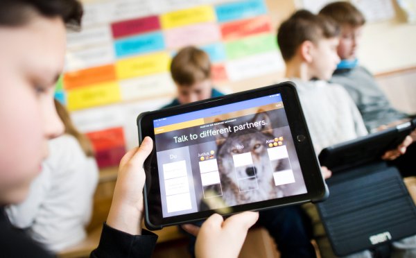 Früher wurden Klassensätze aus dem Digitalpakt finanziert, heute sollen Eltern für ihre Kinder iPads für den Unterricht kaufen, dafür werden es weniger Bücher. - © (c) Copyright 2019, dpa (www.dpa.de). Alle Rechte vorbehalten