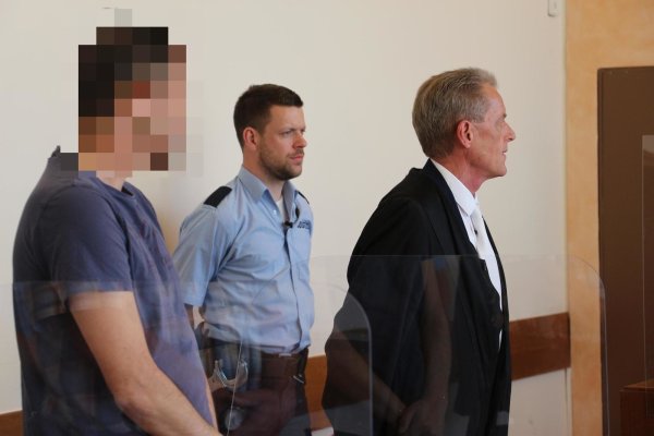 Frank M. mit seinem Verteidiger Helmut Wöhler (rechts). - © Janet König