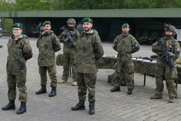 Michelle Theiner (links), Tuari Williamson (Zweiter von links) und Christopher Talmon (Mitte) haben ihre Grundausbildung in Augustdorf absolviert. Stabsunteroffizier Marvin Reese gewährt mit seinen Kameraden den jungen Rekruten einen Einblick in das zukünftige Berufsleben als Panzergrenadier. Die Kampfausstattung „Infanterist der Zukunft" ist dabei besonders interessant. - © Bundeswehr / Jens Wander