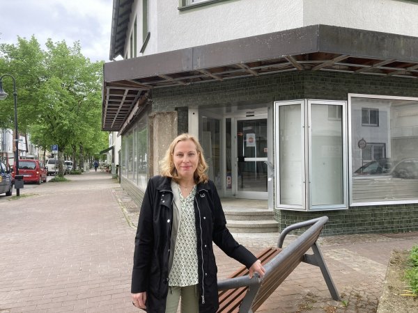 Bianca Thurm zieht mit der Bad-Apotheke von der Parkstraße im Sommer in die Bad Meinberger Ortsmitte um. - © Cordula Gröne