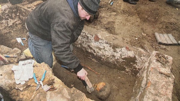 Bei den Ausgrabungen hinter der Erlöserkirche im Dezember 2007 ist Grabungstechniker Roland Schaberich in einem verputzten Grab auf die Überreste eines weiblichen Leichnams gestoßen. - © LZ-Archiv/Bernhard Preuss