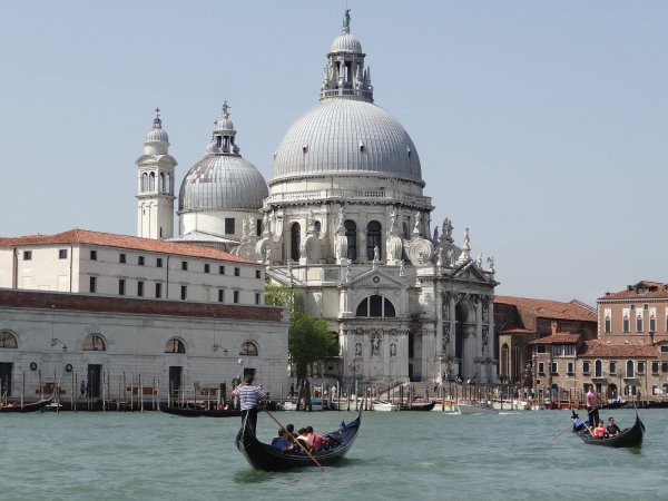 Millionen von Menschen reisen jährlich nach Venedig. Für viele ein Traum, für die Bewohner der Stadt jedoch ein Albtraum. - © (c) dpa-tmn